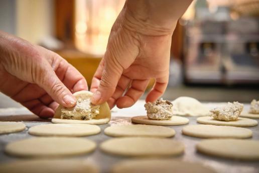 Preparazione della pasta nel corso di cucina della Tenuta Seliano. 